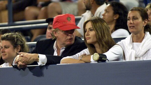 Дональд Трамп и Меланья Кнавс смотрят теннис 4 сентября 1999 года в Нью-Йорке