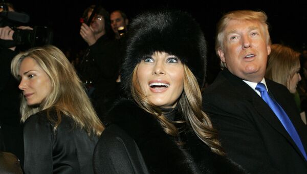 Мелания и Дональд Трамп перед презентацией коллекции Michael Kors во время Недели моды в Нью-Йорке. 2007 год