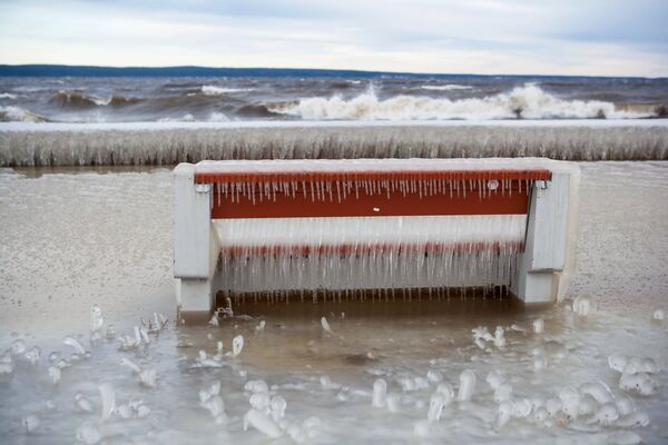 Скамейка, покрытая льдом, на берегу Онежского озера в Петрозаводске