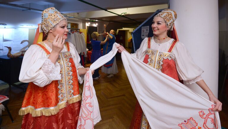 Артисты Северного хора во время юбилейного концерта в концертном зале им. Чайковского готовятся к выходу на сцену. 14 октября 2016 года