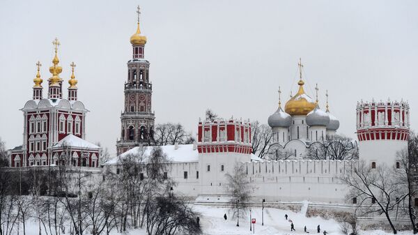 Москвичи гуляют у стен Новодевичьего монастыря