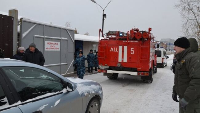 Пожарный автомобиль на месте обрушения кровли на заводе имени Клинина в Екатеринбурге