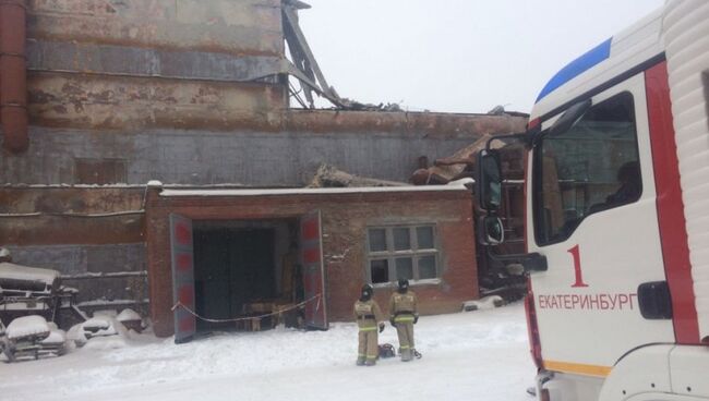 Пожарно-спасательные подразделения ликвидируют в Екатеринбурге последствия обрушения кровли цеха предприятия