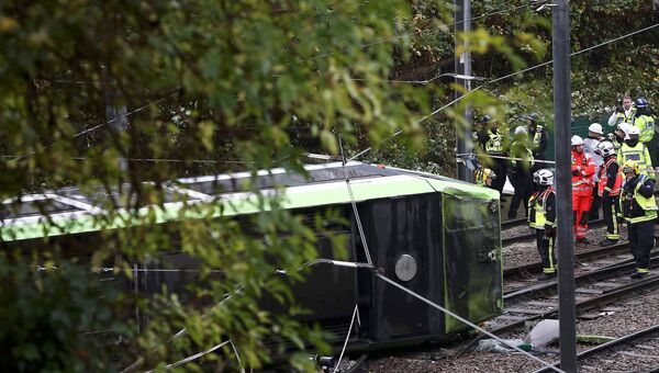 Спасатели на месте крушения трамвая в Лондоне. 9 ноября 2016