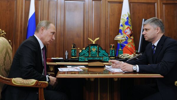 Президент РФ Владимир Путин и президент ОАО РЖД Олег Белозеров во время встречи в Кремле. 9 ноября 2016