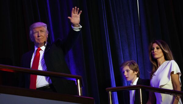 Избранный президент США Дональд Трамп с супругой Меланьей и сыном Барроном перед выступлением в Нью-Йорке. 9 ноября 2016