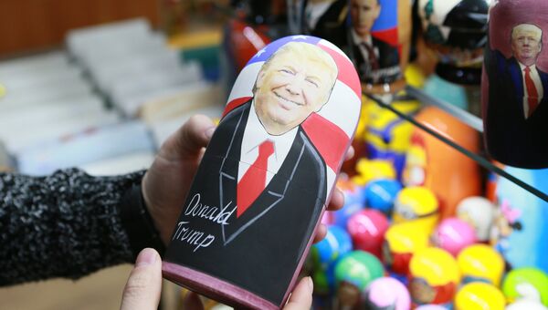 Матрешка с изображением кандидата в президенты США Дональда Трампа в сувенирном магазине в Москве