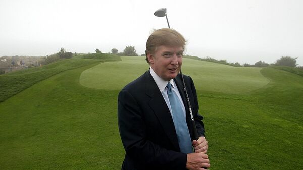 Дональд Трамп с клюшкой для игры в гольф