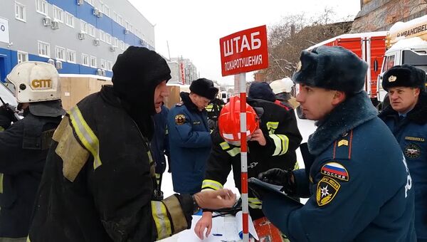 Сотрудники МЧС на месте обрушения кровли на заводе имени Клинина в Екатеринбурге
