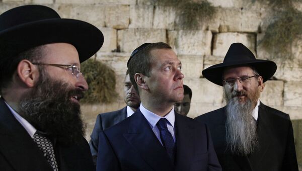 Дмитрий Медведев и главный раввин России Берл Лазар (справа) во время посещения Стены Плача в Иерусалиме. 10 ноября 2016