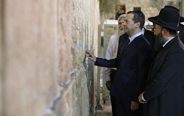 Дмитрий Медведев во время посещения Стены Плача в Иерусалиме. 10 ноября 2016