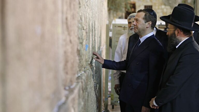 Дмитрий Медведев во время посещения Стены Плача в Иерусалиме. 10 ноября 2016