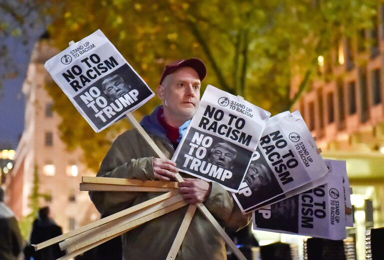 Противник избранного президента США Дональда Трампа во время акции протеста у здания американского посольства в Лондоне Противник избранного президента США Дональда Трампа во время акции протеста у здания американского посольства в Лондоне