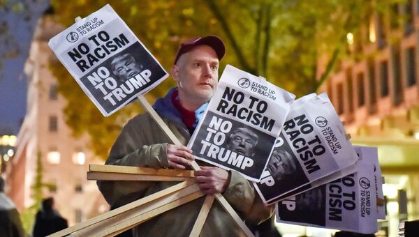 Противник избранного президента США Дональда Трампа во время акции протеста у здания американского посольства в Лондоне. 9 ноября 2016