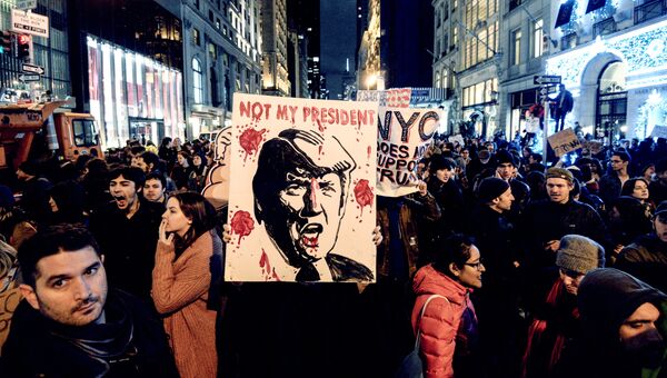 Акция протеста против избрания Дональда Трампа президентом США в Нью-Йорке. 9 ноября 2016