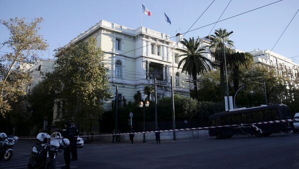 Полицейские у посольства Франции в Афинах после нападения. 10 ноября 2016