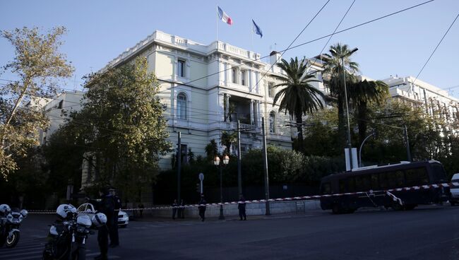 Полицейские у посольства Франции в Афинах после нападения. 10 ноября 2016
