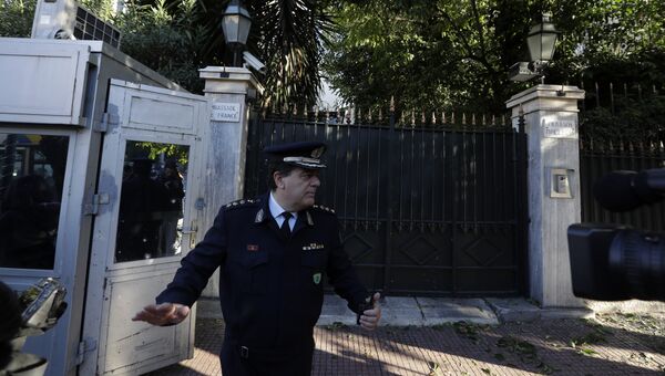 Полицейский у посольства Франции в Афинах после нападения