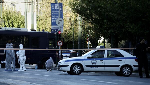 Полицейские на месте нападения на посольство Франции в Афинах