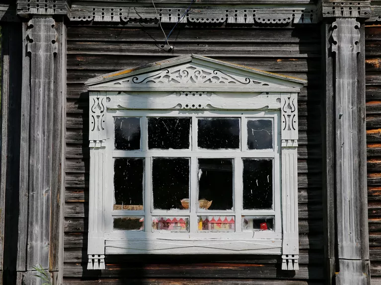 Наличник на окне дома в поселке Красава, Архангельская область Наличник на окне дома в поселке Красава, Архангельская область