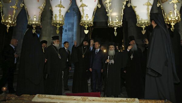 Председатель правительства РФ Дмитрий Медведев во время посещения храма Гроба Господня в Иерусалиме в рамках официального визита в Израиль