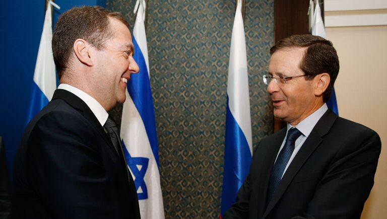 Председатель правительства РФ Дмитрий Медведев и лидер оппозиции в кнессете Израиля Ицхак Герцог во время встречи в рамках официального визита Д. Медведева в Израиль