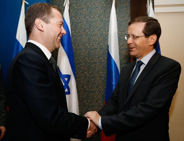 Председатель правительства РФ Дмитрий Медведев и лидер оппозиции в кнессете Израиля Ицхак Герцог во время встречи в рамках официального визита Д. Медведева в Израиль