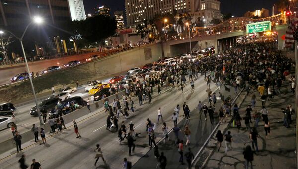 Протестующие перекрыли автомагистраль в Лос-Анджелесе, штат Калифорния. 10 ноября 2016