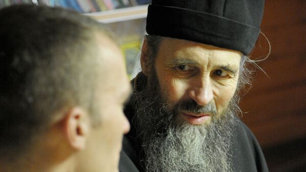 Священник беседует с наркозависимым в реабилитационном центре Сологубовка Тихвинской епархии РПЦ