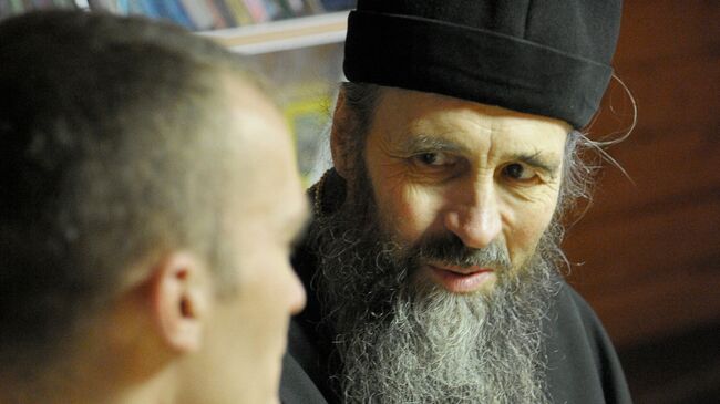 Священник беседует с наркозависимым в реабилитационном центре Сологубовка Тихвинской епархии РПЦ