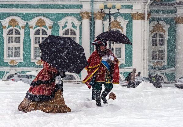 Снегопад на Дворцовой площади в Санкт-Петербурге