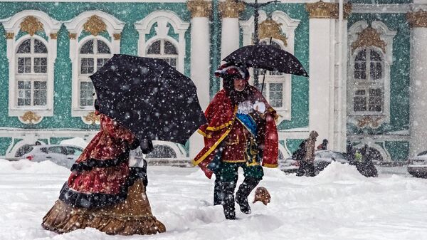 Люди в исторических костюмах на Дворцовой площади в Санкт-Петербурге