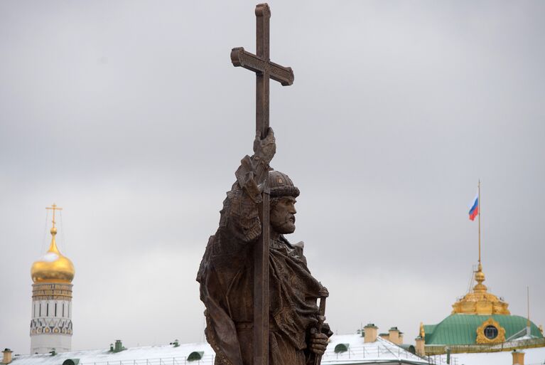 Памятник святому равноапостольному князю Владимиру на Боровицкой площади в Москве