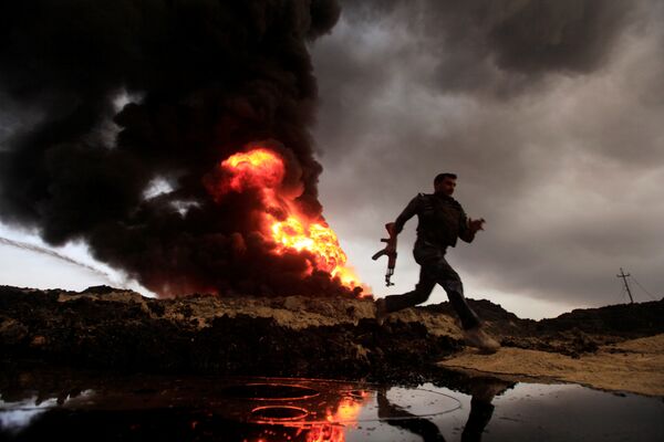 Нефтяные скважины, подожженные боевиками ИГ, Ирак. 4 ноября 2016