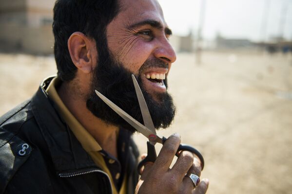 Иракский мужчина обрезает свою бороду, Ирак. 7 ноября 2016