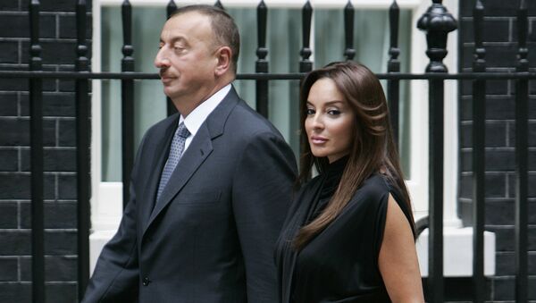 Президент Азербайджана Ильхам Алиев и его супруга Мехрибан Алиева в официальной резиденции премьер-министра Великобритании Гордона Брауна в Лондоне. 13 июля 2009