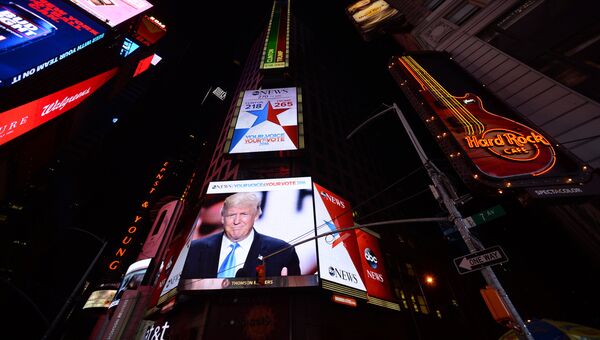 Трансляция выступления избранного президента США Дональда Трампа на площади Таймс-сквер в Нью-Йорке