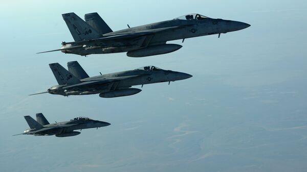 Американские самолеты  F-18E после дозаправки с танкера KC-135 Stratotanker в небе над Ираком. Архивное фото