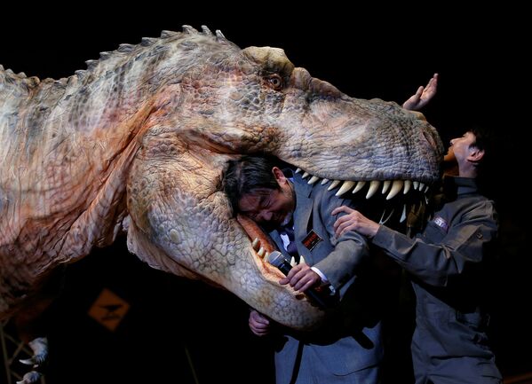 Презентация восьмиметрового робота-динозавра TRX03 японской корпорации 'On-Art'  в Токио