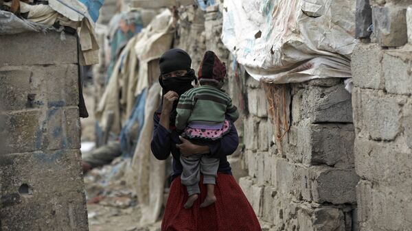 Женщина из сообщества Ахдам с ребенком в городе Сана, Йемен. Архивное фото