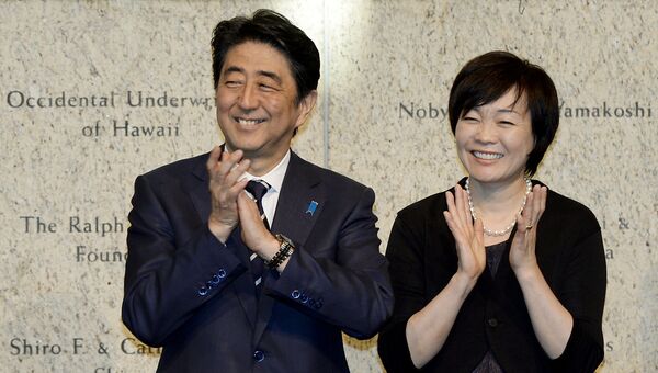 Аки Абэ с супругом Синдзо Абэ, премьер-министром Японии