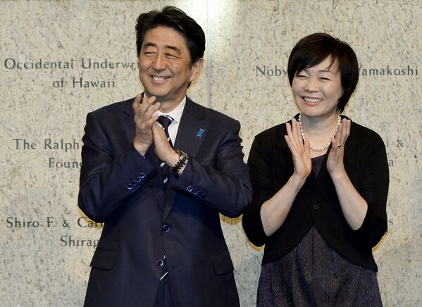 Аки Абэ с супругом Синдзо Абэ, премьер-министром Японии