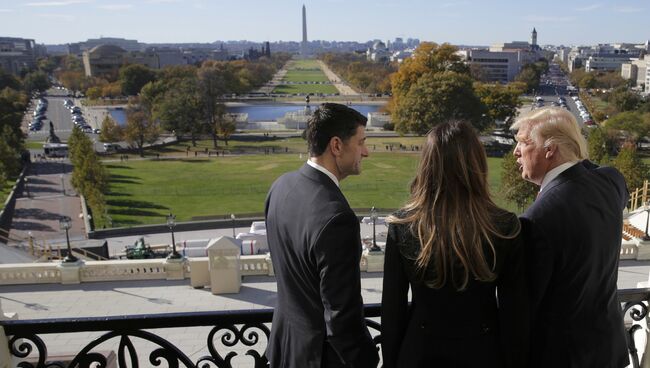 Избранный президент США Дональд Трамп и Мелания Трамп на Капитолийском холме в Вашингтоне