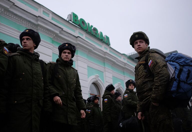 Призывники перед отправкой на службу в армию на железнодорожном вокзале города Сызрань Самарской области