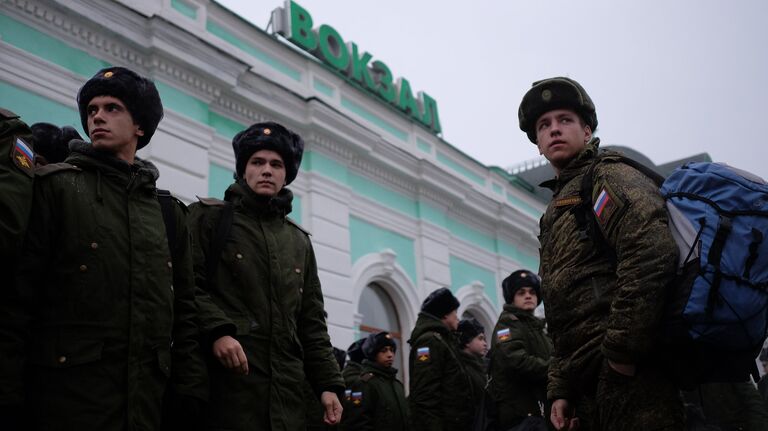 Призывники перед отправкой на службу в армию на железнодорожном вокзале города Сызрань Самарской области