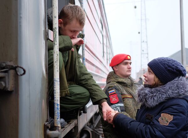 Призывник прощается с девушкой перед отправкой на службу в армию на железнодорожном вокзале города Сызрань Самарской области