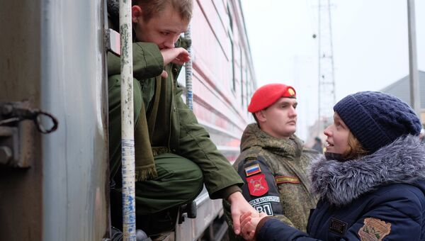 Призывник прощается с девушкой перед отправкой на службу в армию на железнодорожном вокзале города Сызрань Самарской области