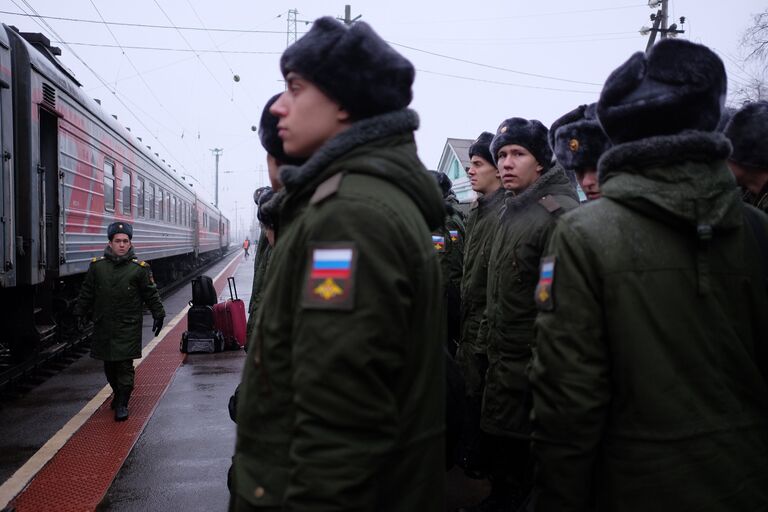 Призывники перед отправкой на службу в армию на железнодорожном вокзале города Сызрань Самарской области