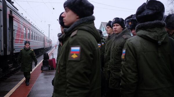 Призывники перед отправкой на службу в армию на железнодорожном вокзале города Сызрань Самарской области. Архивное фото