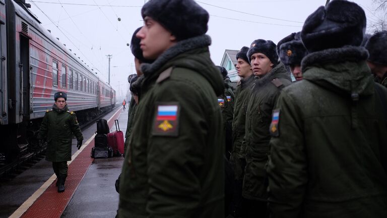 Призывники перед отправкой на службу в армию на железнодорожном вокзале города Сызрань Самарской области